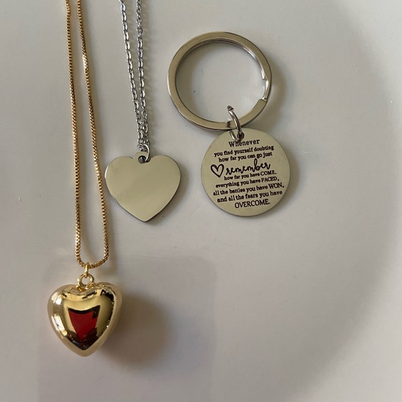 2 Necklaces and a keychain - Picture 2 of 3